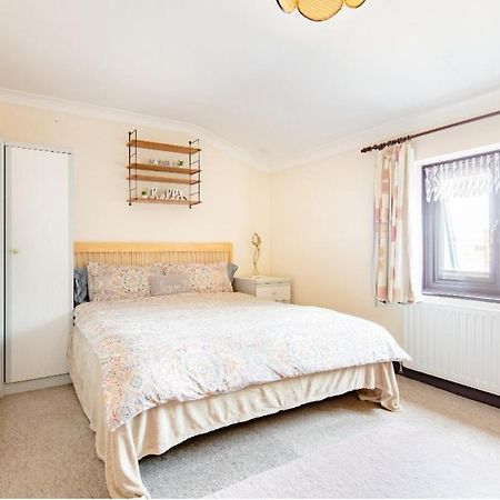 Spacious Room 2 Mins From Station Londra Esterno foto